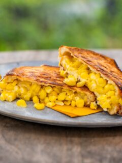 ホットサンド始まりました🍞八ヶ岳生とうもろこし"一本分”が詰まった《マヨコーンチーズサンド》¥700-@ffc_hamara ハマラノーエンのとうもろこしを丸かじりしているかのような。秋にも楽しめる贅沢な一品です！・〔直売所カフェスペースにて提供中〕縁側にはベンチやテーブルがございます八ヶ岳と畑を眺めながら朝食やランチにゆったりとした時間をお過ごしください☕️------------------------------------------場所:ハマラノーエン直売所〔キッチンカー〕営業:木金土日 曜日 / 8:00-OPEN#ハマラノーエン #八ヶ岳生とうもろこし #ホットサンド#八ヶ岳グルメ