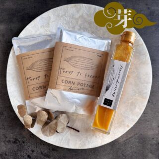 -冬のはじまりを、畑の余韻とともに-ハマラノーエン お歳暮ギフトのご案内季節が静かに冬を迎えるとき。八ヶ岳の畑で出会った想い出と恵みをそのままに、身体も心も温まるお得なギフトをご用意しました。⸻■ 芽のギフト – 2,800円（限定30セット）※通常より200円お得！冬の訪れに、そっと寄り添うささやかな温もりのセット。	•	コーンポタージュ × 2	•	トウモロコシドレッシング × 1⸻■ 茎のギフト – 4,400円（限定20セット）※通常より600円お得！まっすぐ伸びた茎のように、毎日の食卓を支えるセット。	•	コーンポタージュ × 3	•	トウモロコシドレッシング × 2⸻■ 実のギフト – 8,800円（限定10セット）※通常より1,200円お得！一年の結びを祝う、畑の恵みの贅沢セット。	•	コーンポタージュ × 7	•	トウモロコシドレッシング × 3⸻一年の感謝を込めて、冬にこそ染み渡る温かさと、あの忘れられない想い出を、大切な方にもご自身にも贈りませんか。□ご予約スタート11月22日（土）10:00 〜□発送・到着予定期間12月1日（月）〜 12月21日（日）※本商品には お歳暮用の熨斗シール が付きます。個別のお名前の記載は承っておりません。※ お届け日のご指定および時間帯のご希望には対応しておりません。※ ご注文いただいた順に、順次発送いたします。#ハマラノーエン#ハマラハウス#八ヶ岳生とうもろこし#コーンポタージュスープ#とうもろこしドレッシング