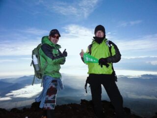 【ご挨拶】富士山より高かった山の物語と、丙午の春に寄せて。八ヶ岳の麓では、まだ雪の匂いが残る風の中に、かすかに春の力強い足音が混じるようになってきました。昨年、私たちは15周年という大きな節目を迎えました。思い返せば、ハマラを立ち上げて間もない頃。私たちは「日本一」の景色をこの目で見ようと、富士山の頂に立っていました。(写真はその時のものです)酸素の薄い中、一歩ずつ踏み締めながら登ったあの道のりは、当時の自分たちの挑戦そのものでした。しかし、頂上から見渡す景色の中で、私たちの心に深く刻まれたのは、遠くに見える自分たちの故郷・八ヶ岳の姿でした。「八ヶ岳はかつて、富士山よりも高い山だった」地元の伝承では、その高さを嫉妬した富士山に蹴り飛ばされ、八ヶ岳は今の形になった……という、なんともドラマチックな物語が語り継がれています。あの日、富士山の頂から見つめた八ヶ岳。「いつかこの日本一の高さを超える、圧倒的な価値を八ヶ岳から生み出したい」胸の奥に、静かな闘志が宿ったのを覚えています。16年目、新たなスタートとなる2026年、丙午の年。新しいことに挑戦し続けるハマラの精神を大切にしながら、農業本来が持つ「オーセンティック(本物的)な価値」を、言葉とプロダクトを通じてしっかりと伝えられる農家でありたい。そんな初心を胸に、今年も「八ヶ岳生とうもろこし」を大切に育て上げます。3月。いよいよ、2026年シーズンの先行予約が始まります。日程や詳細については、近日中に改めて発表させていただきます。八ヶ岳の土が目覚める音を、どうぞ楽しみにお待ちください。ハマラノーエン 農園長折井 祐介#ハマラノーエン#八ヶ岳生とうもろこし#富士山#八ヶ岳#先行予約