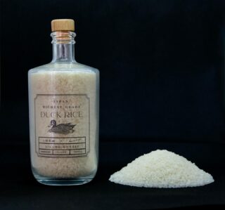 DUCK RICE-上村農園 × hamara -「あれ?今日は、なんだか美味しい」いつもの食卓で。いつものおかずが。そんな瞬間を生む。ちょっとしたことかもしれないけれど、その一瞬が、ふわっと残ることがあります。お裾分けしてもらったのは新潟の合鴨米農家・上村農園。一緒に働く仲間の実家のお米です。誕生日だったり、記念日だったり。新しい生活のスタートだったり。「おめでとう」「がんばってね」「おつかれさま」「ありがとう」そんな言葉が行き交う食卓に、そっと並んでいたら。心に、ぽかぽかと残る一杯を。あなたと、あなたの大切な人の食卓へ。〜2026.4.11(土)10:00 販売スタート〜⠀#ハマラノーエン#上村農園#DUCKRICE#合鴨米#お米の贈り物