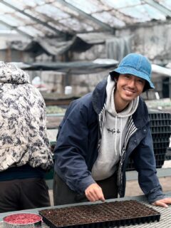 種まき🌱先日御祈祷を受けた種で播種が始まりました。一粒、一粒丁寧に気持ちを込めて播種していきますここから苗になり、畑に植え、夏に実になります。・・・5/3・5/4【初植えまつり】にて〔とうもろこしの苗〕販売いたします！！当日はハマラノーエンのスタッフもいますので、育て方のポイントなど何でもご質問ください🌽