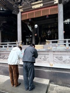 豊作祈願🌾諏訪大社にてハマラノーエンのスタッフ一同、とうもろこしの種と共に御祈祷を受けてまいりました。2026年度の八ヶ岳生とうもろこしの生産が本格的に始まり身が引き締まる一日になりました。・御祈祷を受けた種を一粒、一粒大切に育て、夏には皆様へ美味しいとうもろこしをお届けできるよう精進してまいります。・・・・・・・・諏訪大社は日本最古とも言われる歴史の残る神社です。霧ヶ峰の風、諏訪湖の水、御柱の山の力など、自然と繋がる特別な場所で自然信仰の残るパワースポットとしても知られています。ハマラノーエンへお越しの際はぜひ立ち寄ってみて下さい!興味深い言い伝えもあるようです、詳しくは歴史好きの折井農園長に聞いてみてくださいね🙋🏻