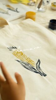 ＼大好評の収穫&ベンガラ染め体験／
収穫体験の事前予約はほぼ埋まっていますが…
ベンガラ染め体験は当日受付です💁‍♀️(土日のみ)

■ PUCHIKOさんによるベンガラ型染め体験
収穫体験特典のエコバッグや手ぬぐいに染めたり
収穫体験を行っていない方も
巾着やハンカチに染めていただけます✨
(ワンポイント500円)

■ ベンガラ染めとは
土から生まれた染料を使い 布を染めます。
その温もりのある色合いは土地土地の色を映し出しています。

● ハマラハウス
8月は無休で営業(8:30〜14:00)
八ヶ岳生とうもろこしや地元の新鮮野菜、クラフト作品、
ハマラオリジナル商品など販売。

● ハマラカフェFFC
焼きとうもろこしや冷やしとうもろこし
ゴーゴーカレーとのコラボカレー
スペシャルティコーヒーなど美味しいものをたくさんご用意。
@ffc_hamara 

畑時間をゆったりとお過ごしください✨

📍長野県・八ヶ岳エコーライン沿い(GoogleMap参照)
🅿️約30台(ハイライト参照)

#ハマラノーエン
#ハマラハウス2026
#ベンガラ染め
#収穫体験
#八ヶ岳生とうもろこし