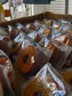 \からだが喜ぶお菓子たち/
丁寧につくられた地元の美味しいを揃えました✨
八ヶ岳エリアの生産者や職人たちが
こだわりの食材や製法でつくった美味しいものばかりです。
ご自宅でやお土産で是非楽しんでください✨
◼︎平飼い放牧卵使用のバームクーヘン
@tamagomura_kurofujinojo
◼︎こだわりの米粉の焼き菓子
@vegiful_base
◼︎添加物不使用!果汁100%ストレートのりんごジュース
北幸果樹園
◼︎日本みつばちはちみつ
◼︎茅野エリアの厳選食材にこだわった和洋菓子
@shinsyu_daikokuya
その他にも色々✨
#ハマラノーエン
#ハマラハウス
#八ヶ岳お菓子
#秋の八ヶ岳
#食欲の秋